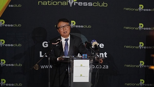 駐南非大使吳鵬出席中國駐南非使館同南國家新聞俱樂部聯(lián)合舉辦的中非合作論壇峰會成果宣介會并發(fā)表主旨講話。人民網 劉暢攝