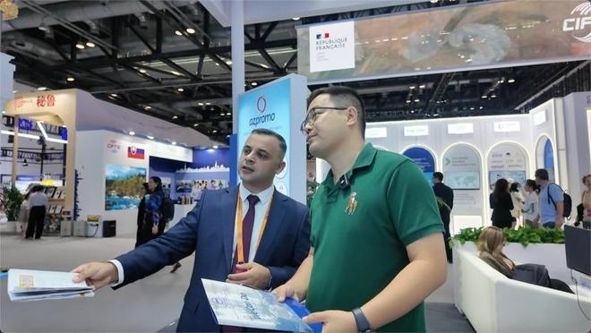 伊和·阿塔里扎德介紹阿塞拜疆產(chǎn)業(yè)園。人民網(wǎng)記者 楊倩攝