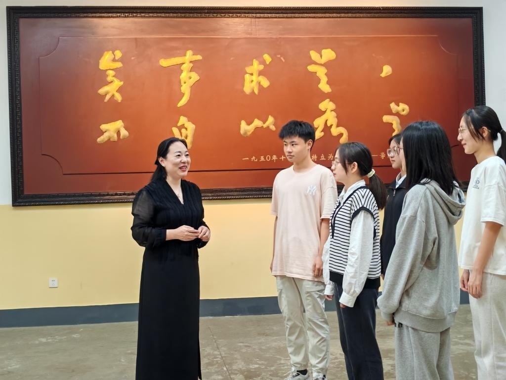 湖南第一師范學(xué)院思政課教師正在為學(xué)生講述紅色校史。（受訪者供圖）