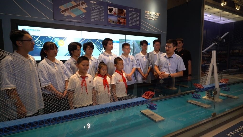 哈爾濱工業(yè)大學(xué)交通學(xué)院教師李順龍?jiān)谥袊?guó)橋梁博物館進(jìn)行課程思政與橋梁科普。新華社發(fā)（張潤(rùn) 攝）