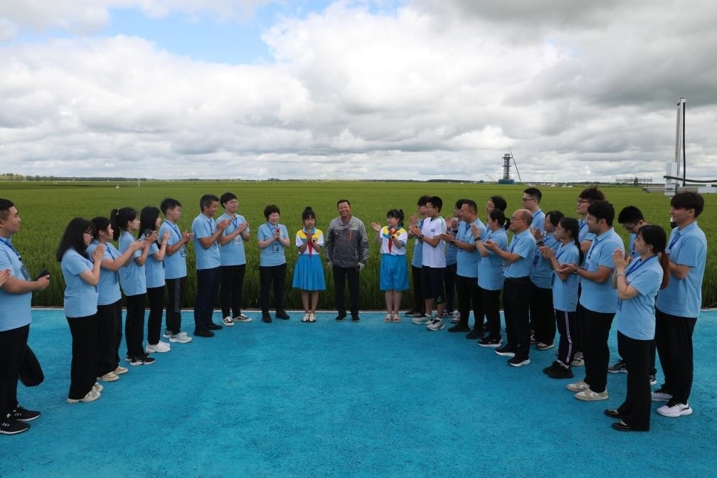 哈爾濱工業(yè)大學(xué)邀請(qǐng)農(nóng)業(yè)專家周德華為學(xué)生講授水稻種植的故事。新華社發(fā)