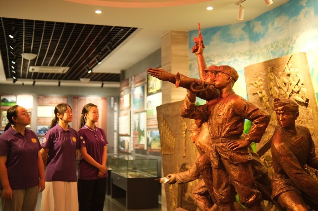 7月26日，南開大學(xué)實(shí)踐隊(duì)在環(huán)江革命陳列館了解毛南族人民在黨的領(lǐng)導(dǎo)下進(jìn)行革命斗爭(zhēng)的歷程。（受訪者供圖）