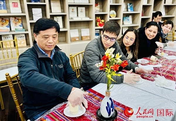 前來參加活動的利馬居民共同制作冰皮月餅。人民網記者 宋亦然攝