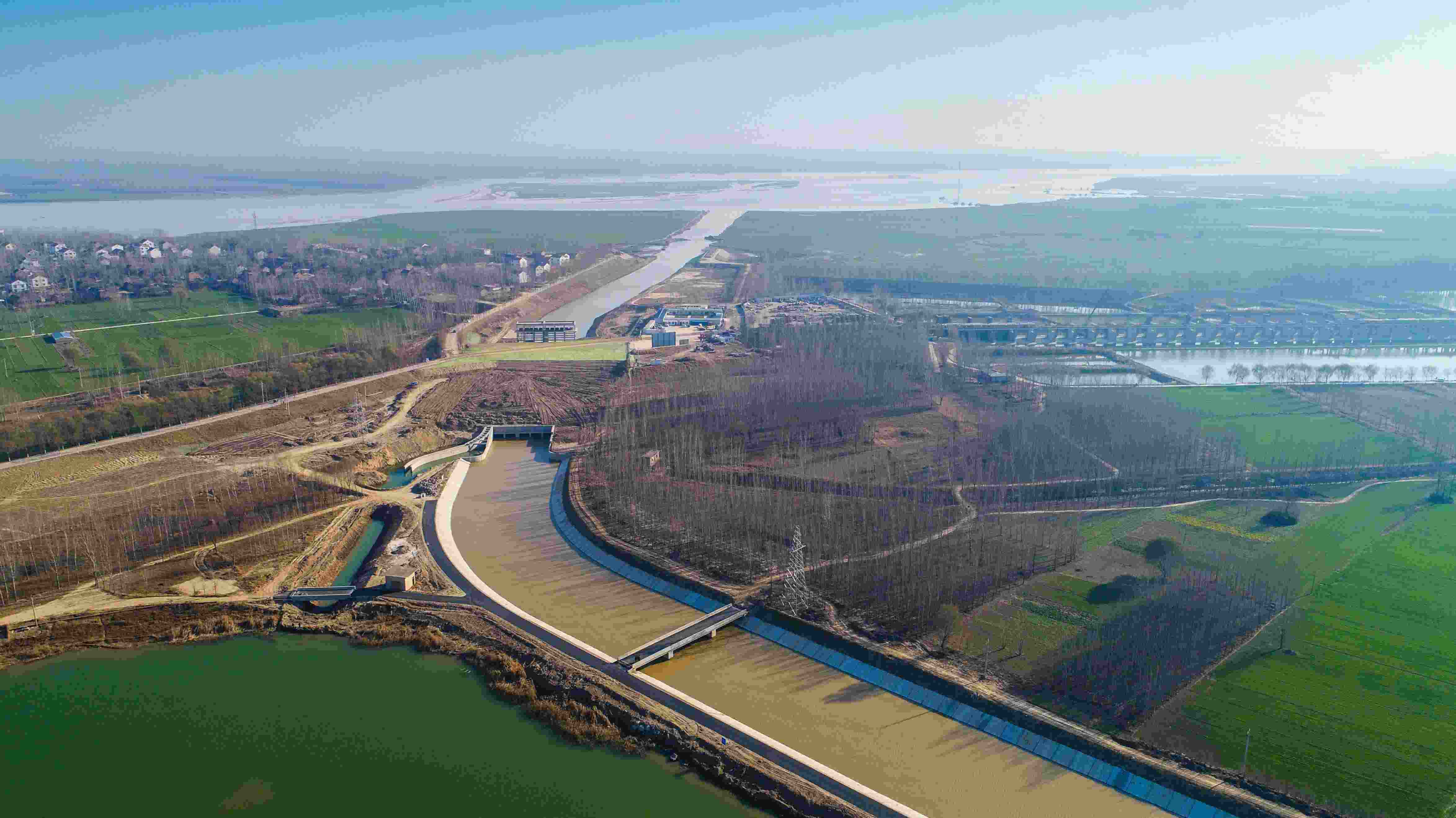 實(shí)施引黃入冀調(diào)水，助力華北地下水超采綜合治理和白洋淀生態(tài)環(huán)境修復(fù)。水利部水資源局供圖