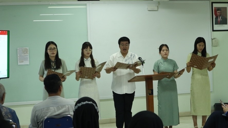 阿拉扎大學(xué)孔子學(xué)院志愿者教師表演詩朗誦。活動主辦方供圖