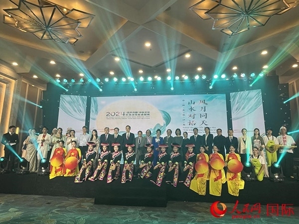 兩國嘉賓與中越藝術(shù)家現(xiàn)場合影。人民網(wǎng)記者 楊曄攝