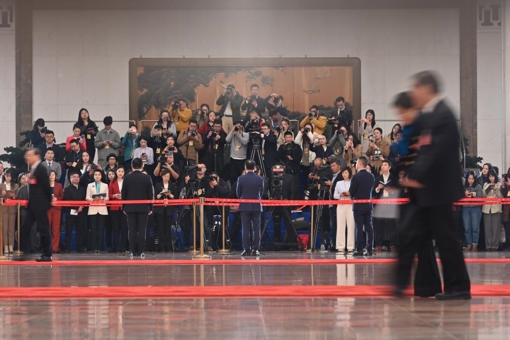 2024年3月10日，全國政協(xié)十四屆二次會議第三場“委員通道”集體采訪活動在北京人民大會堂舉行。新華社記者 宋為偉 攝