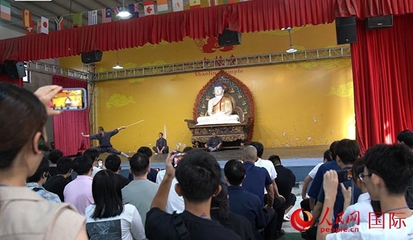 日本少林寺拳法青年代表團觀看少林拳表演。人民網(wǎng)記者 張麗婭攝