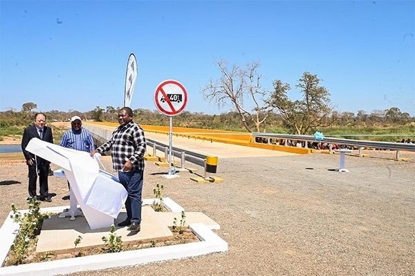 莫桑比克總統(tǒng)菲利佩·雅辛托·紐西（右）出席大橋通車儀式。中國電建供圖