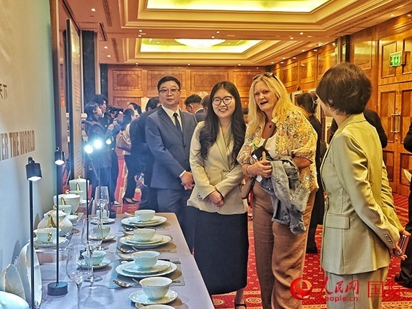 英國觀眾參觀“景德鎮(zhèn)制”區(qū)域品牌新品。人民網(wǎng)記者 邢雪攝