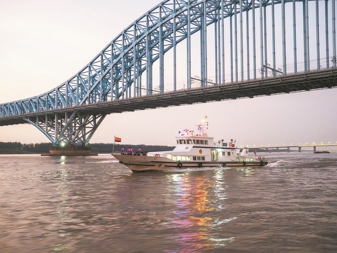 8月12日，長江航運公安局南京分局組織民警輔警駕乘警用巡邏船在轄區(qū)水域開展巡邏檢查。江寧攝