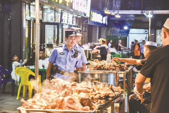 8月9日，甘肅省華亭市公安局組織民警輔警在夜市開展巡邏檢查。張亞強攝