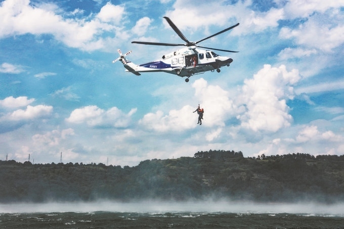 ▼7月17日，浙江省新昌縣公安局聯(lián)合浙江省公安廳警務(wù)航空隊在長詔水庫水域及周邊開展救援演練。王樟林攝