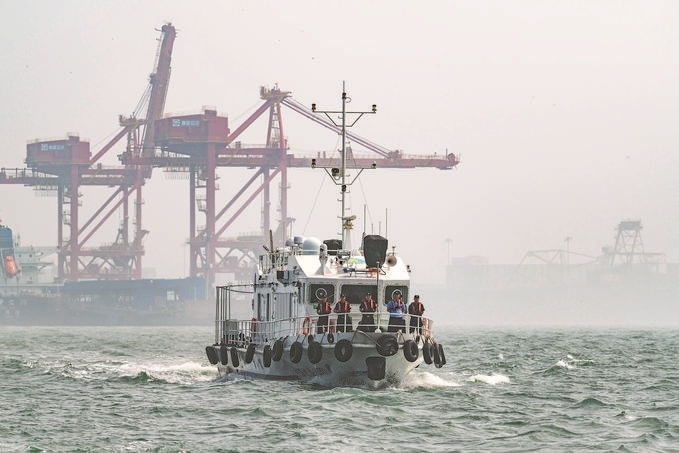 ?7月5日，秦皇島出入境邊防檢查站聯(lián)合秦皇島市公安局水陸巡特警支隊開展海上聯(lián)合巡航。陳凈萱攝