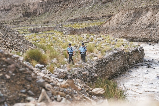 7月19日，新疆邊檢總站克州邊境管理支隊康蘇邊境檢查站民警輔警來到轄區(qū)烏恰縣康蘇水庫開展巡邏。明懿攝