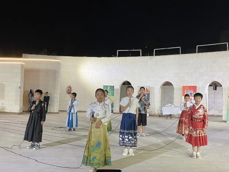 東方藝術(shù)文化館小朋友的詩(shī)朗誦表演。開(kāi)羅中國(guó)文化中心供圖