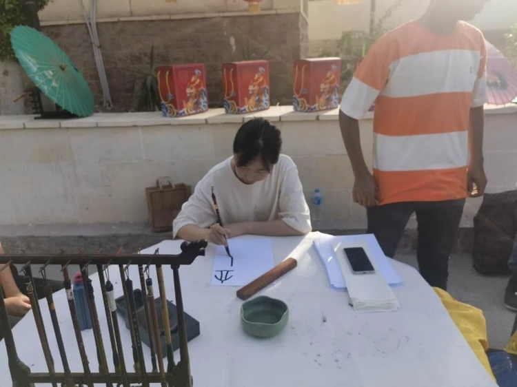 開(kāi)羅文化中心漢語(yǔ)教師表演中國(guó)書(shū)法。開(kāi)羅中國(guó)文化中心供圖