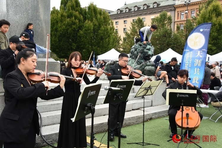 上海愛樂樂團(tuán)“快閃”活動一瞥。人民網(wǎng)記者 殷淼攝