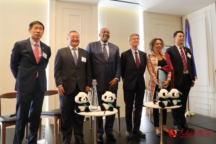 萊索托國王萊齊耶三世、中國常駐聯(lián)合國代表傅聰?shù)燃钨e出席活動。人民網(wǎng)記者 李志偉攝