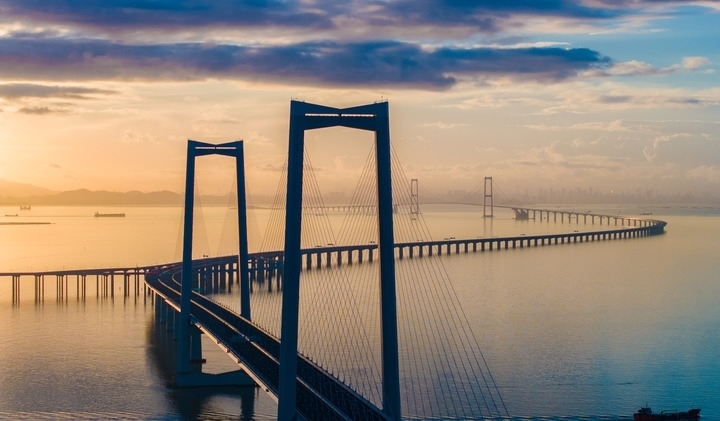 2024年6月27日，沐浴在晨曦中的深中通道（無人機(jī)照片）。新華社記者毛思倩 攝