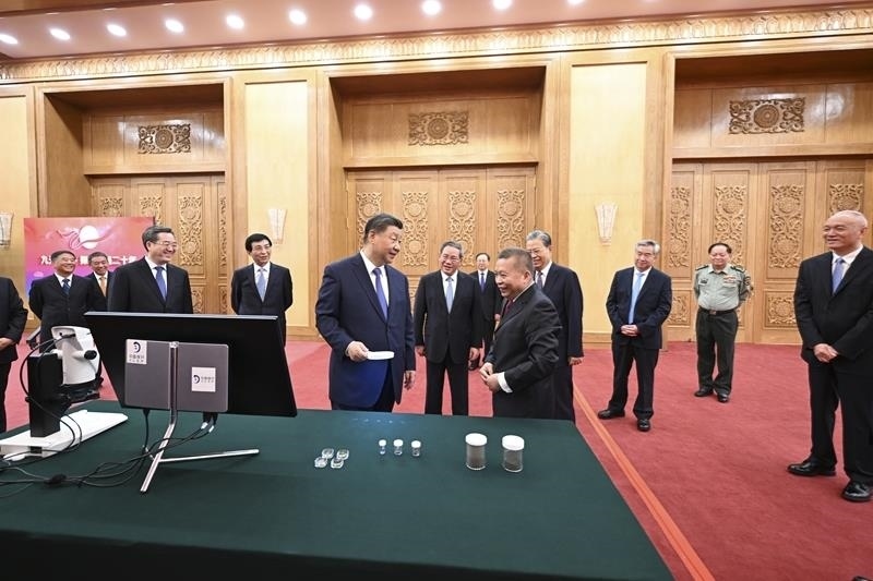 △2024年9月23日，習(xí)近平總書記等參觀月球樣品和探月工程成果展覽。