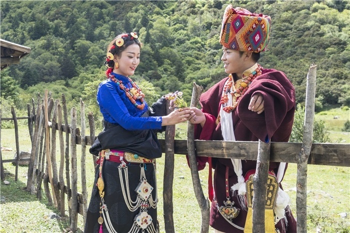 康定情歌（木格措）風(fēng)景區(qū)中的一對年輕人。林革文攝