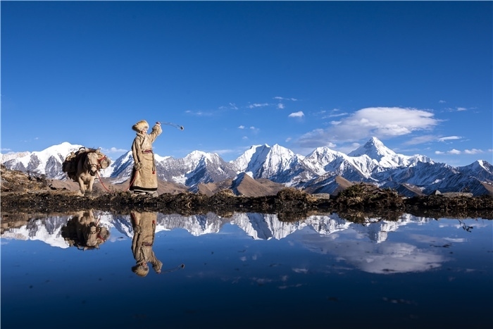 貢嘎山下的放牧人。林革文攝