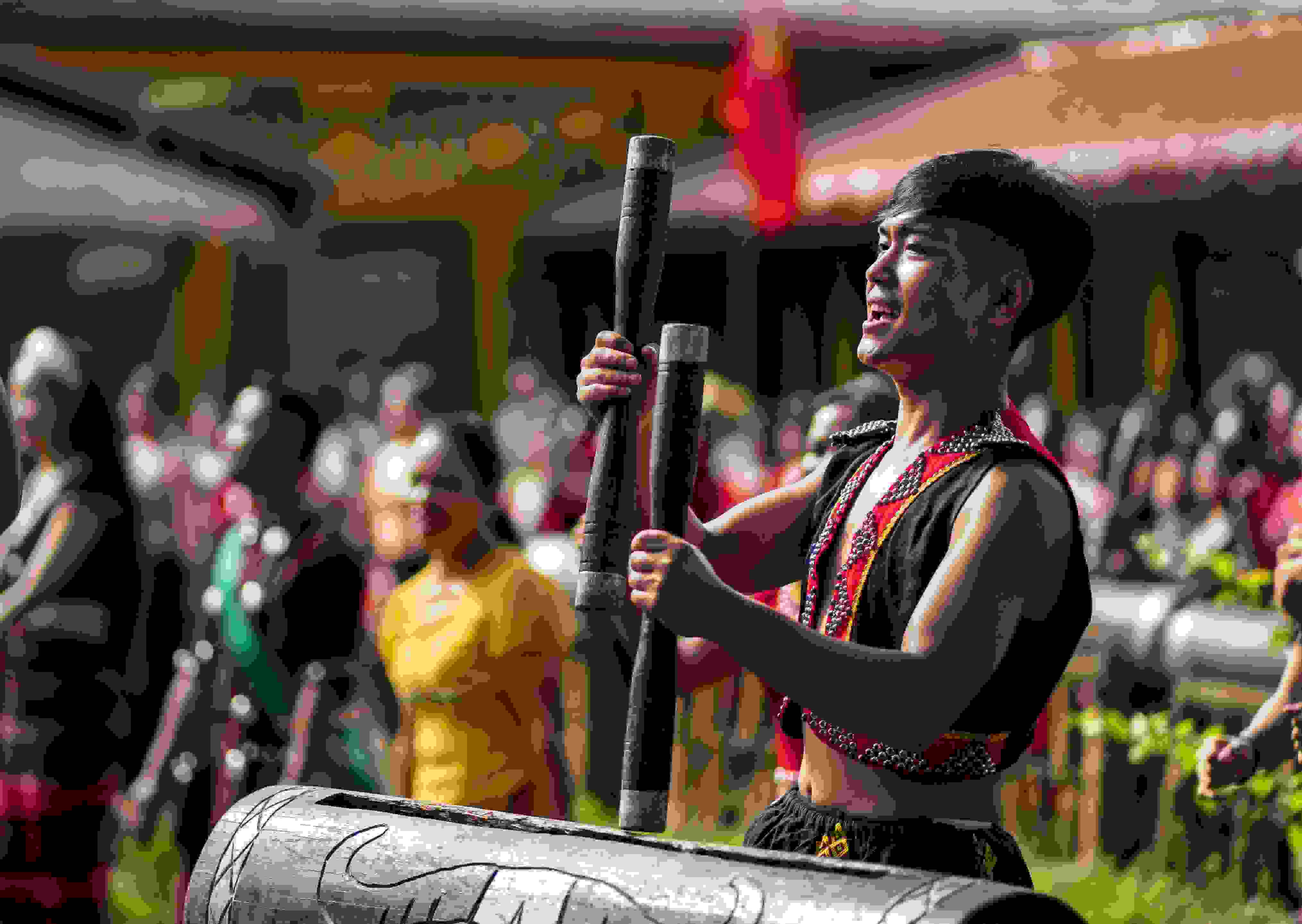 云南省滄源縣班洪鄉(xiāng)班洪村的佤族群眾唱響《阿佤人民唱新歌》（2021年8月20日攝）。