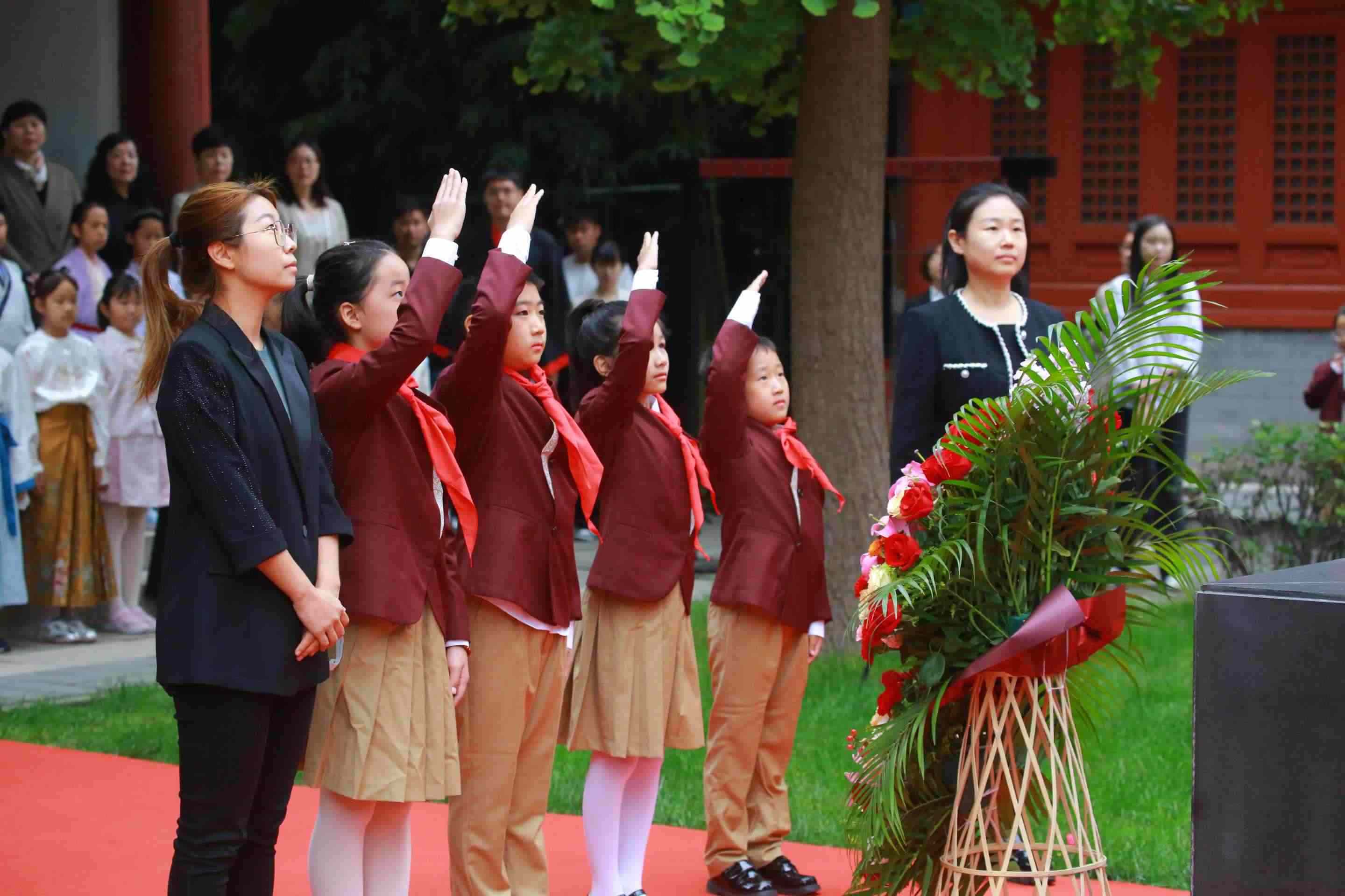 少先隊(duì)員敬獻(xiàn)花籃。校方供圖