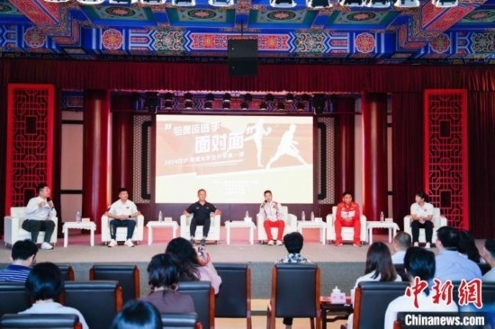 吳愉、王德新、沈?qū)W軍、江海東、朱曉蕾與在座同學(xué)們分享個(gè)人的體育故事與成長(zhǎng)感悟。上海市港澳辦供圖