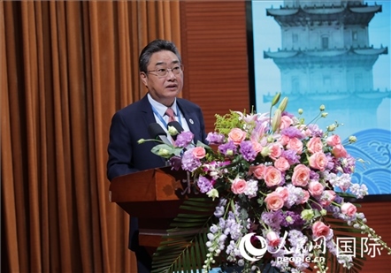 國—東盟中心秘書長史忠俊在“走進中華文明——海絲印記 世遺泉州”主題人文交流活動中致辭。人民網(wǎng) 王婧攝