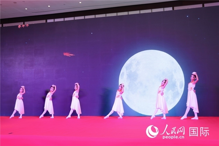 中國青少年歌舞表演。人民網(wǎng)記者任皓宇攝