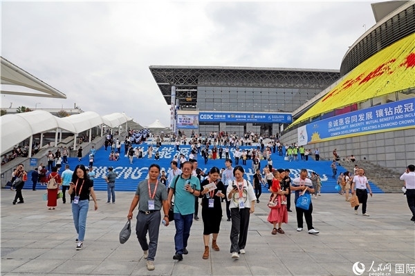 第二十一屆東博會(huì)展館外，參觀者步行離場。人民網(wǎng)記者趙益普攝