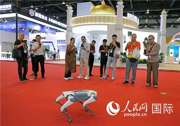 東博會上，觀眾正在參觀一只機器狗。綠色能源、新能源汽車、綠色農(nóng)產(chǎn)品等成為本屆東博會觀眾關(guān)注的焦點。人民網(wǎng)記者 趙益普攝