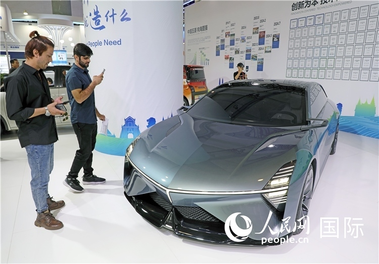 東博會上，上汽通用五菱展出的一款名為“東盟之光”的新能源概念車吸引參觀者駐足。人民網(wǎng)記者趙益普攝