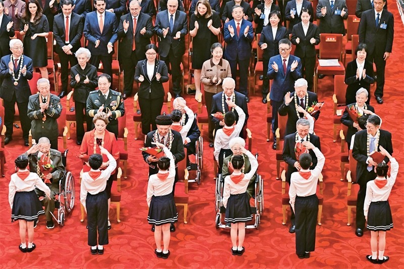 2024年9月29日，中華人民共和國國家勛章和國家榮譽稱號頒授儀式在北京人民大會堂隆重舉行。圖為少先隊員向國家勛章和國家榮譽稱號獲得者敬禮致意。 新華社記者 岳月偉/攝