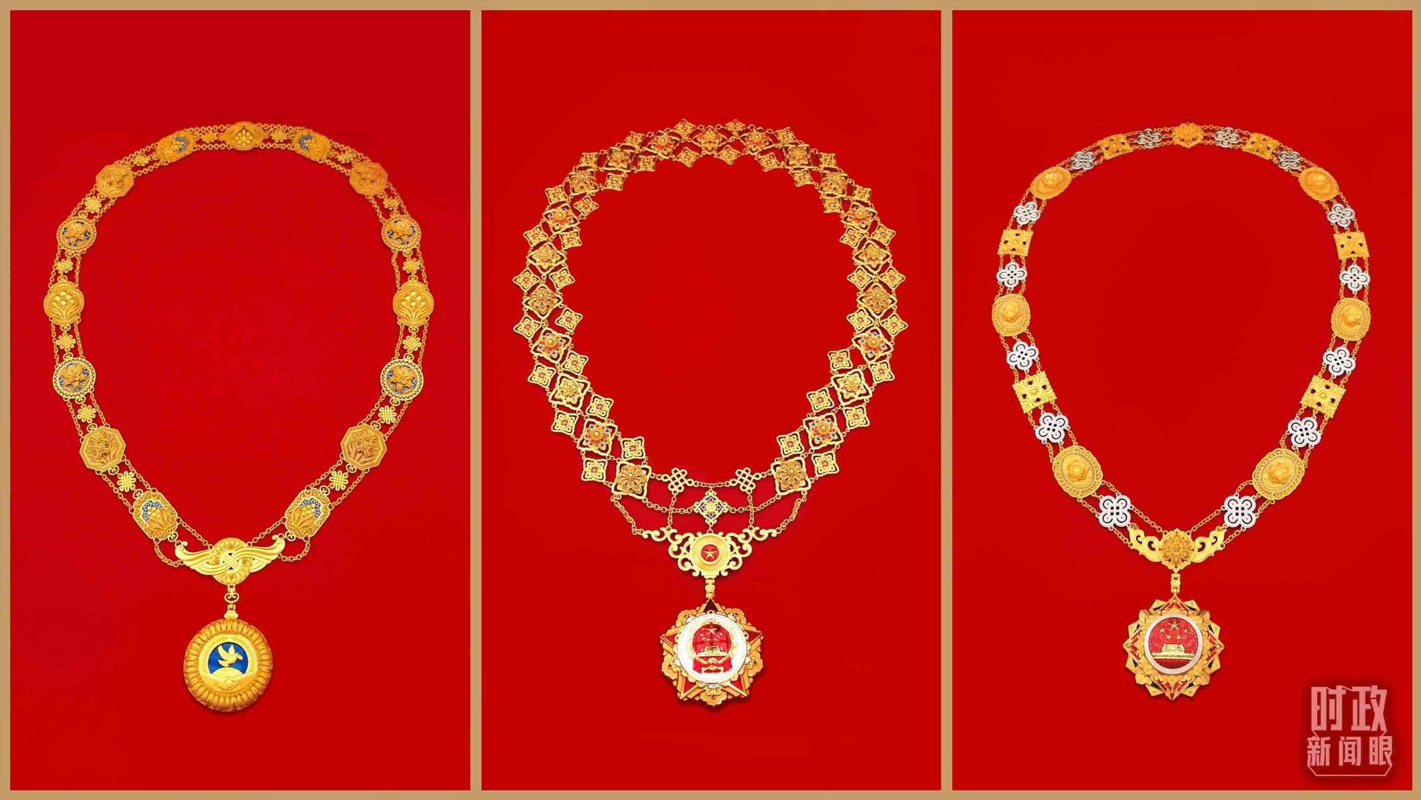 “共和國(guó)勛章”（中）、“友誼勛章”（左）和國(guó)家榮譽(yù)稱號(hào)獎(jiǎng)?wù)拢ㄓ遥?。（總臺(tái)央視記者郭鴻、鄂介甫拍攝）