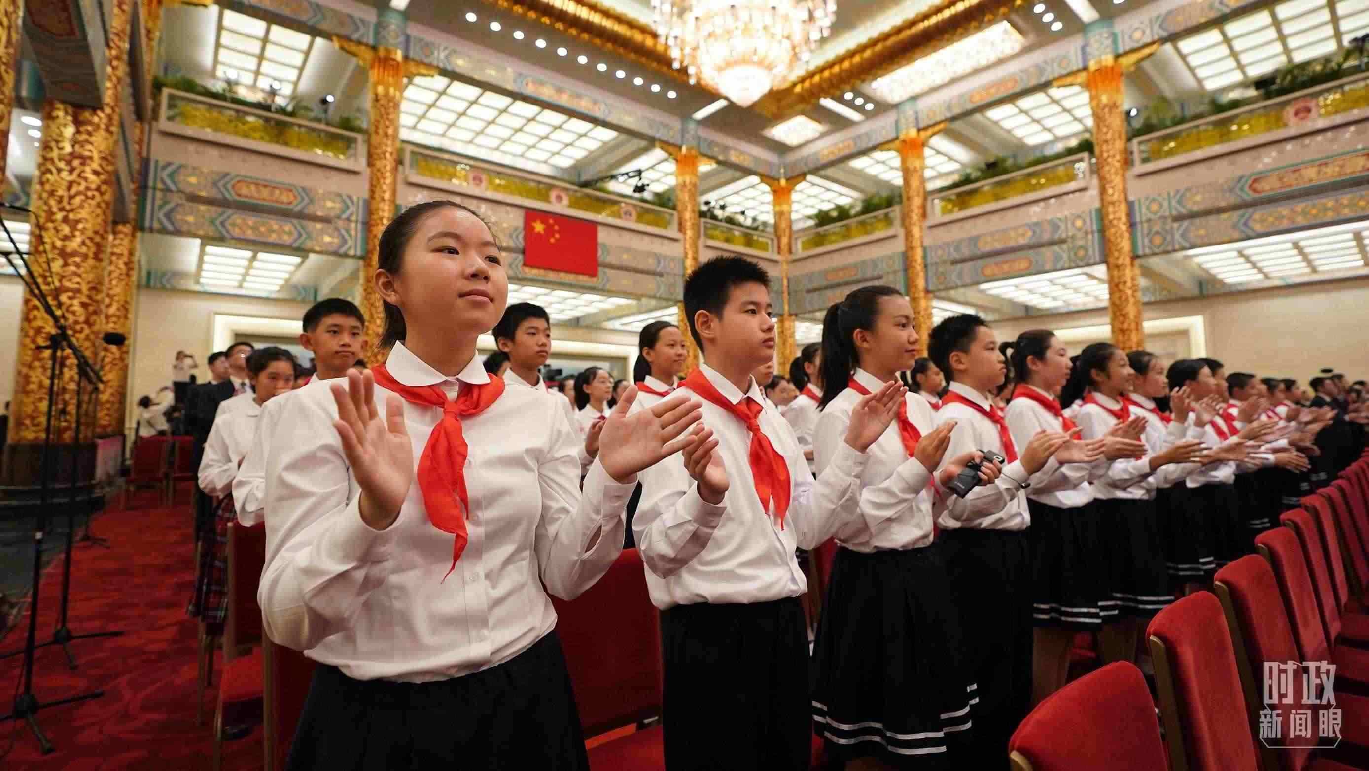 頒授儀式現(xiàn)場(chǎng)的少先隊(duì)員。（總臺(tái)記者李晉拍攝）