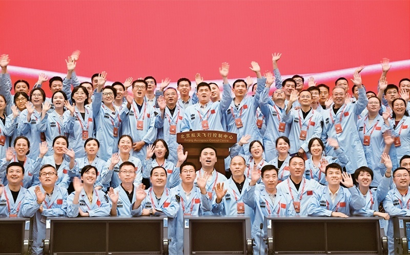 嫦娥六號完成了人類歷史上首次月球背面采樣，突破了多項關(guān)鍵技術(shù)，是我國建設(shè)航天強(qiáng)國、科技強(qiáng)國取得的又一標(biāo)志性成果，是我國探月工程的重要里程碑。圖為2024年6月25日，嫦娥六號任務(wù)圓滿成功后，工作人員在北京航天飛行控制中心合影。 新華社記者 金良快/攝