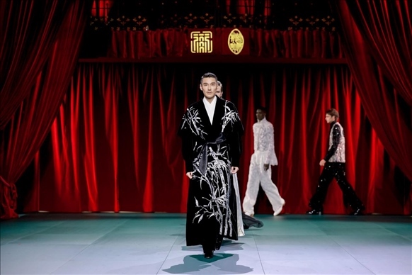 9月28日，模特在法國巴黎舉行的“2024巴黎·恭王府服飾秀”上展示服裝（主辦方供圖）