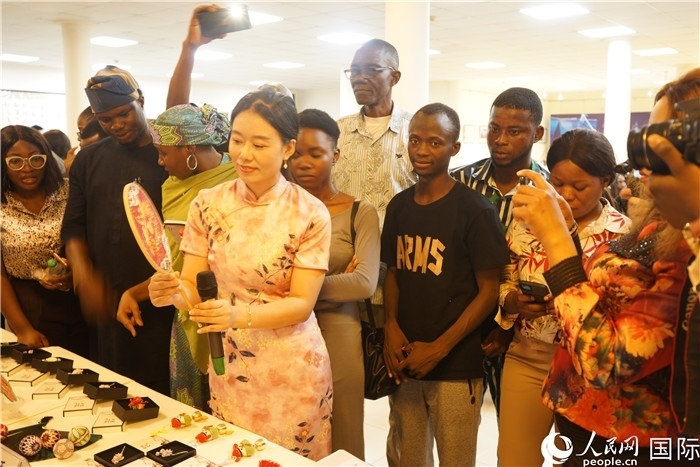 向尼日利亞觀(guān)眾介紹中國(guó)刺繡。人民網(wǎng)記者 姜宣攝