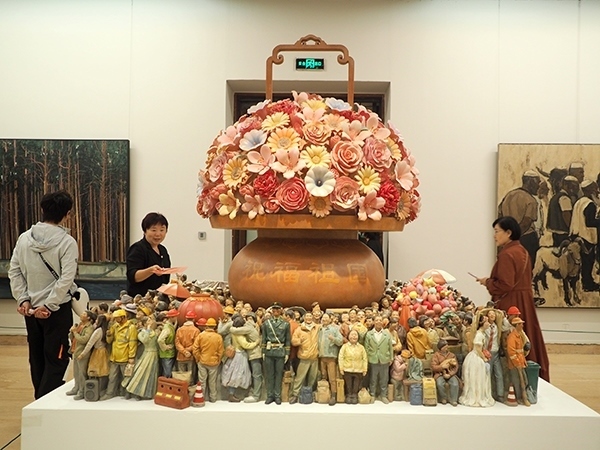 2024年9月28日，觀眾在中國美術館參觀“慶祝中華人民共和國成立75周年——第十四屆全國美術作品展覽進京作品展”。杜建坡攝。來源：人民圖片網(wǎng)