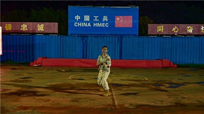 官兵帶來精彩的雙節(jié)棍表演。馬騫攝