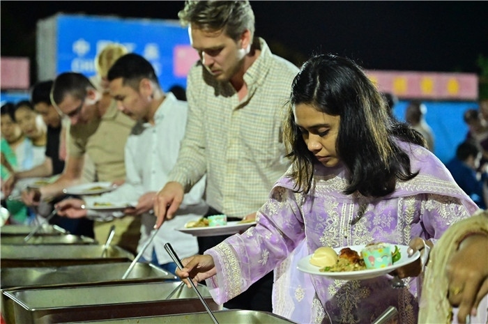外國友人品嘗中國美食。馬騫攝