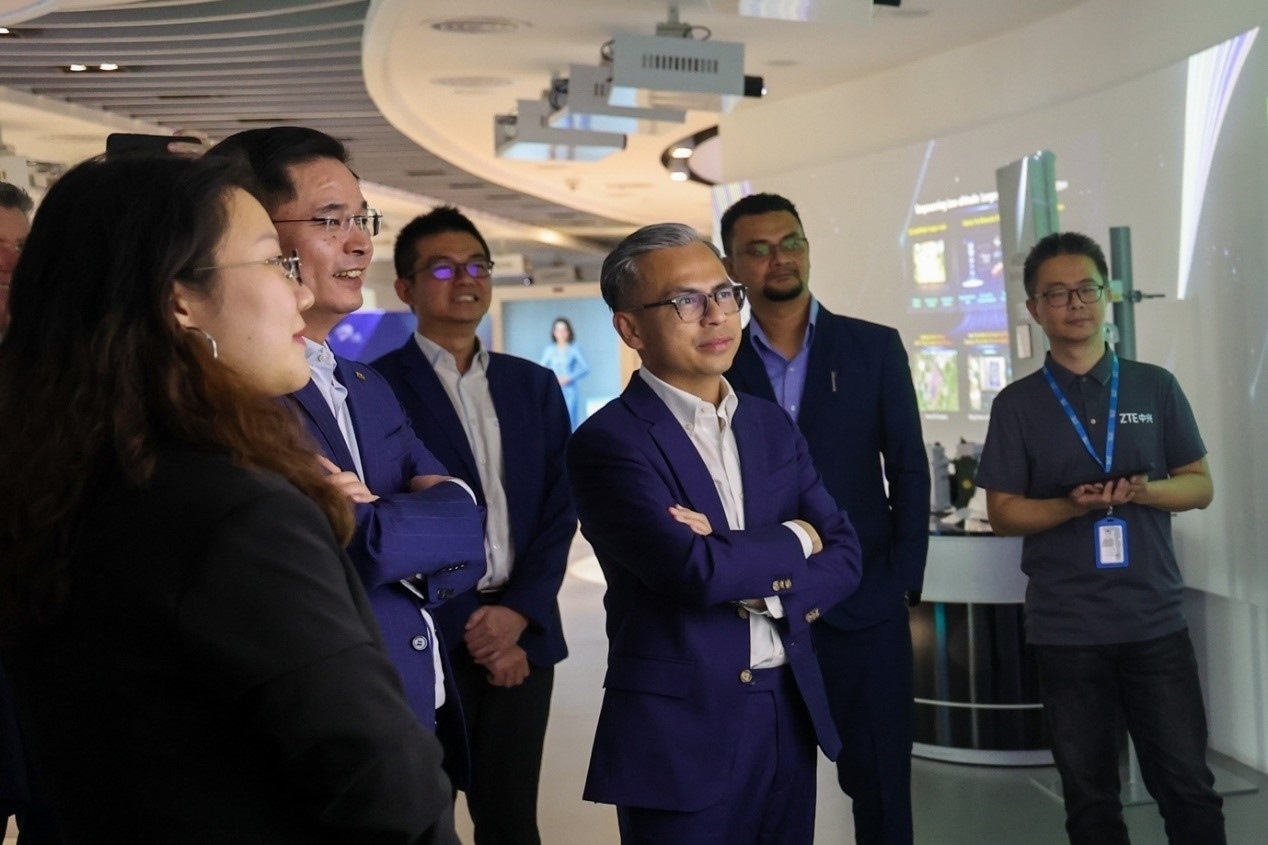 馬來西亞通訊部長法米·法茲（右三）在華訪問中國知名通信企業(yè)。（照片由馬來西亞通訊部提供） (1)