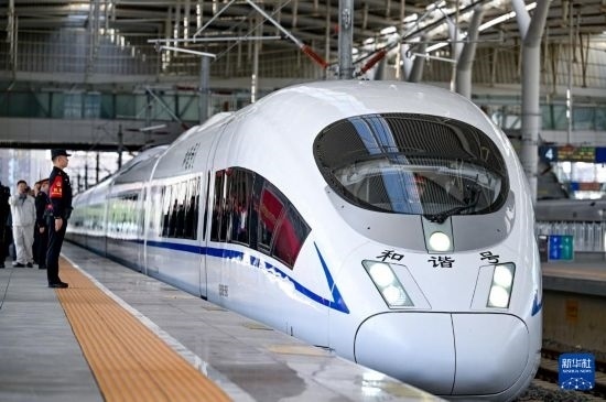 10月1日，由銀川開往惠農(nóng)的C8218次列車從銀川站駛出。