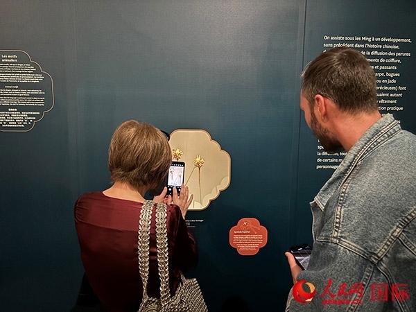  法國觀眾在展區(qū)拍照留念。人民網記者 于超凡攝