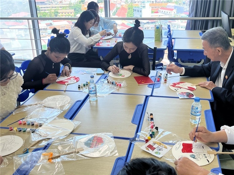 觀眾們?cè)隗w驗(yàn)畫(huà)扇。Sem Sophea攝