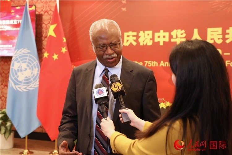 聯(lián)大主席菲勒蒙在招待會(huì)現(xiàn)場接受媒體采訪，他向中國政府和人民致以節(jié)日祝賀，表示中國的發(fā)展成就令人驚嘆。人民網(wǎng)記者 李志偉攝