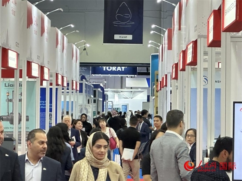 中國館前人頭攢動(dòng)。人民網(wǎng)記者管克江攝